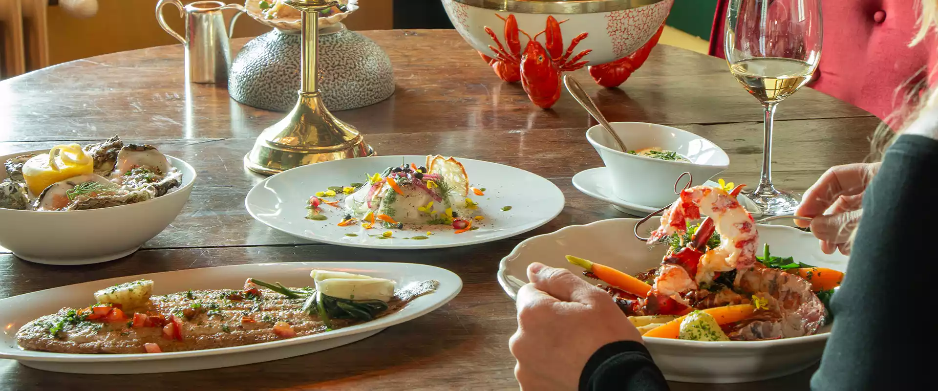 Diner aan tafel in restaurant Campveerse Toren
