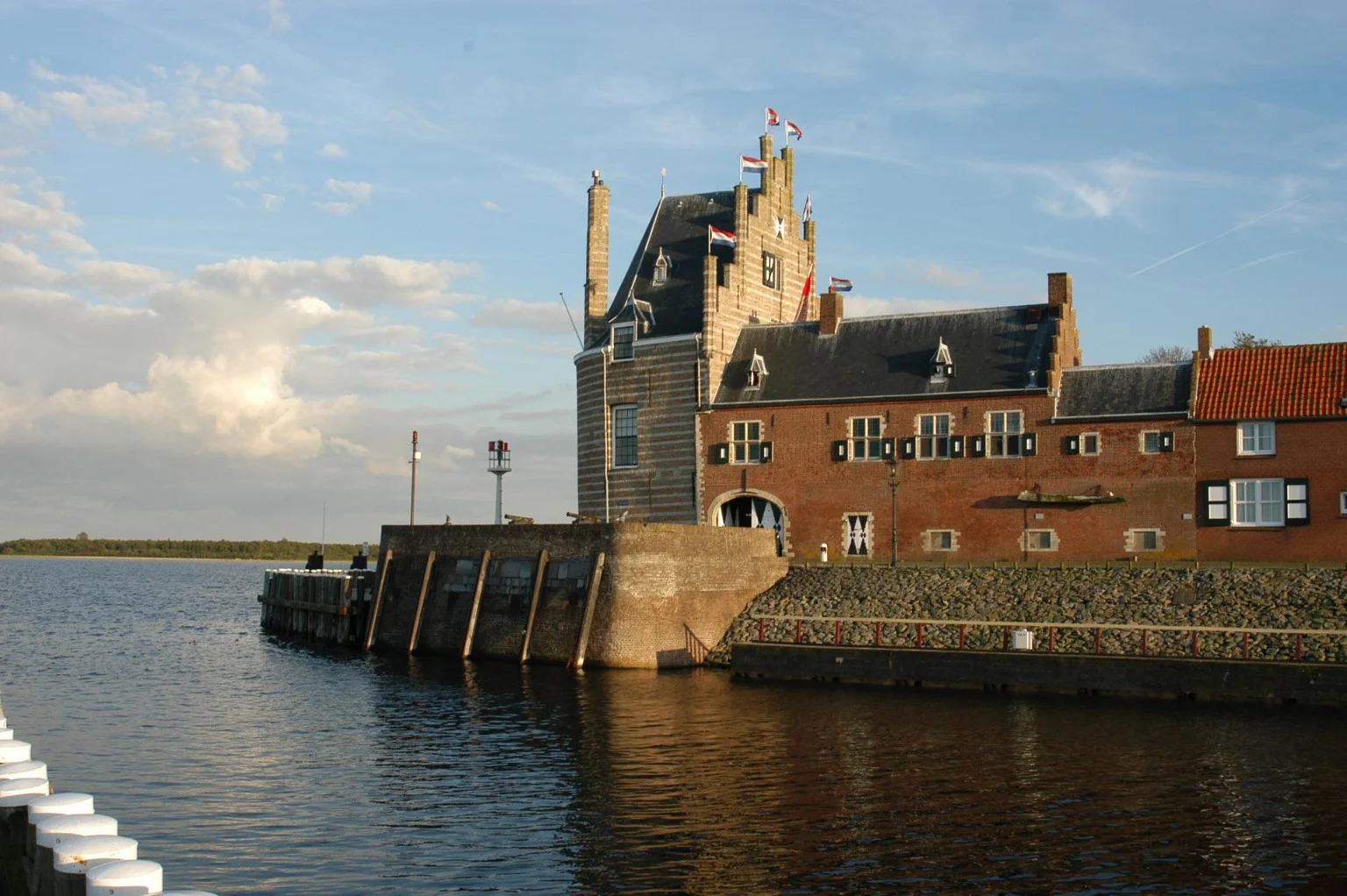 De Campveerse Toren aan het water in Veere