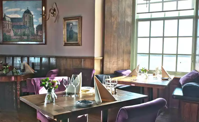 Gedekte tafel aan het raam van de Toren